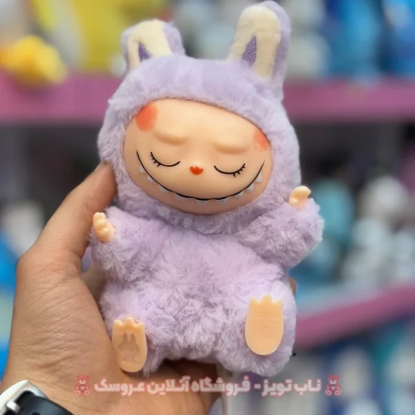 لبوبو نشسته